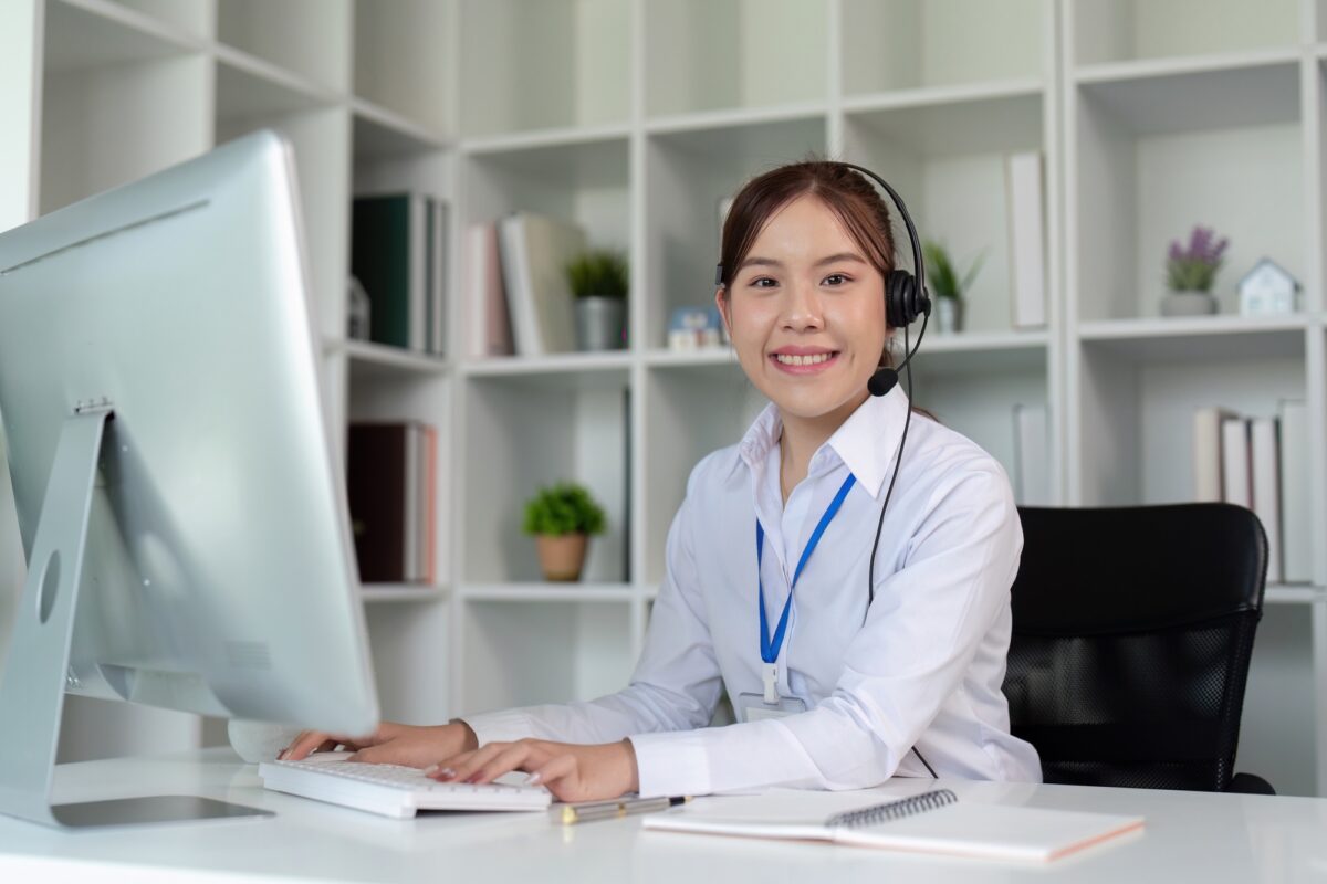 Professional Call Center Representative Managing Customer Inquiries - Service Quality Focus